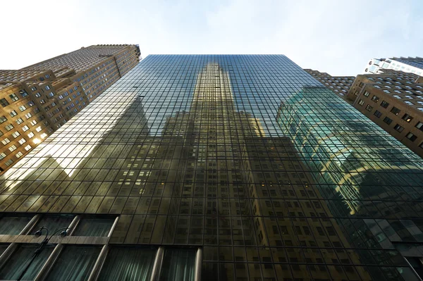 Chrysler Building odbicie w windows — Zdjęcie stockowe