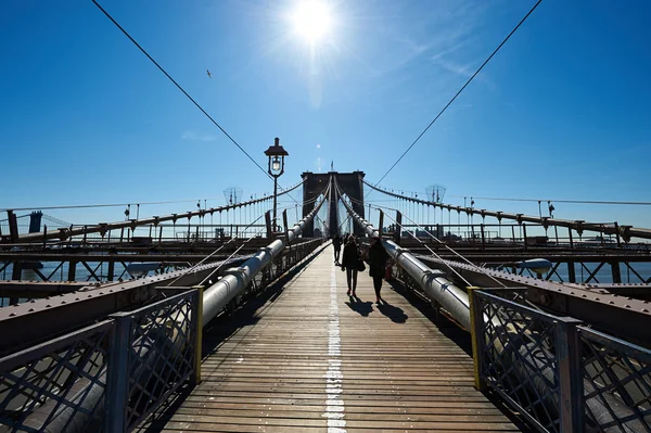 Brooklyn bridge med lägre manhattan skyline — Stockfoto
