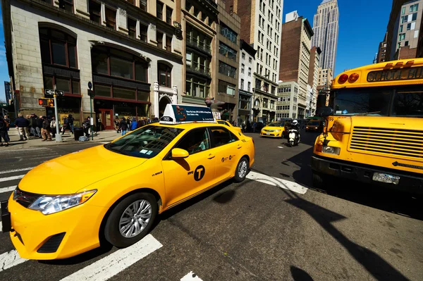 Taxi giallo in strada — Foto Stock