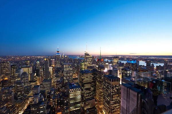 Vista del paisaje urbano de Manhattan por la noche — Foto de Stock