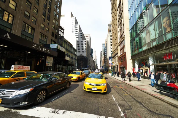 Taxi jaune à la rue — Photo