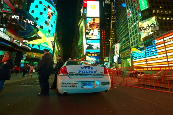 Coche de policía en Times Square por la noche —  Fotos de Stock