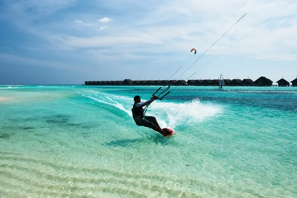 Muž kitesurfingu ve vlnách — Stock fotografie