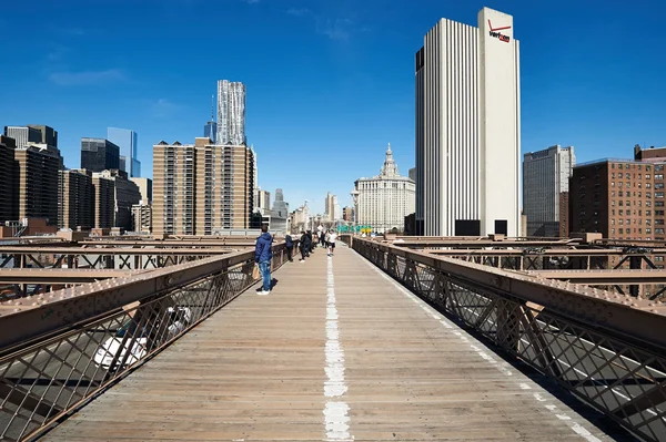 Brooklyn Bridge mit unterer Manhattan Skyline — Stockfoto