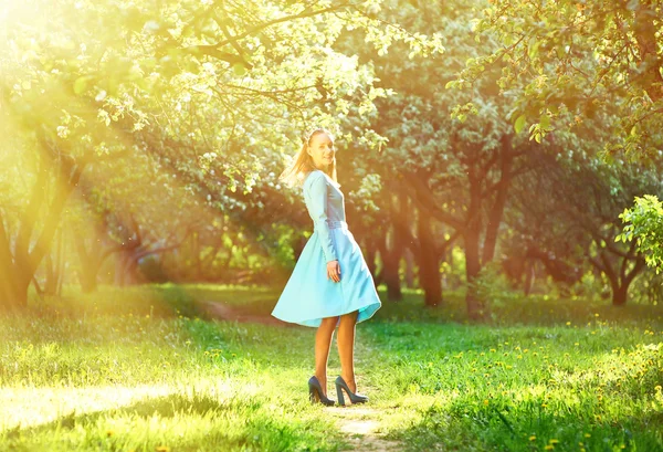 Schöne Frau im Park — Stockfoto