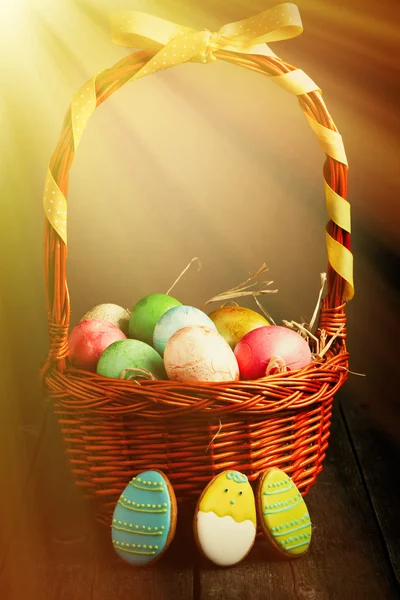 Sepetteki renkli Paskalya yumurtaları — Stok fotoğraf