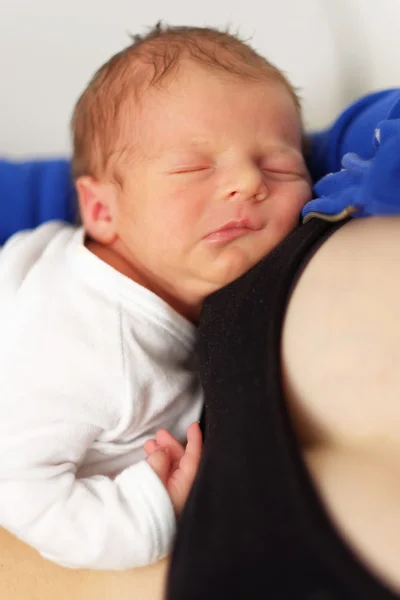 Nyfött barn med mamma — Stockfoto