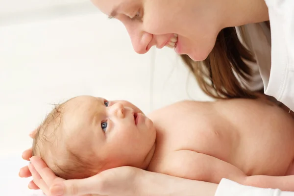 Neugeborenes Baby mit Mutter — Stockfoto