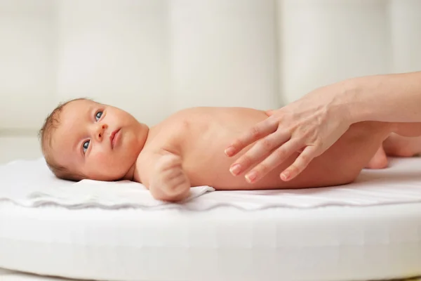 Yeni doğan bebek yatakta — Stok fotoğraf