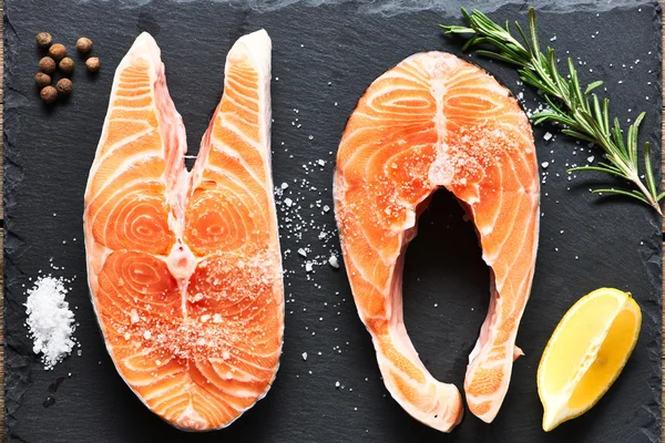 Bistecche di salmone crudo — Foto Stock