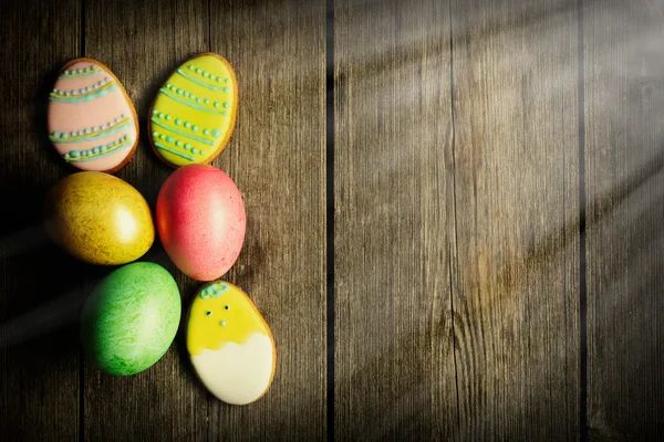 Påsk hembakade pepparkakor och ägg — Stockfoto