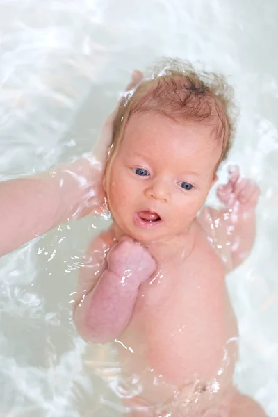 Bebé recién nacido nadando en baño — Foto de Stock