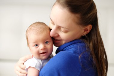 Yeni doğan bebek anne ile
