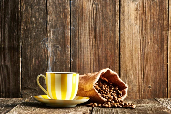 Kopje koffie en koffiebonen — Stockfoto