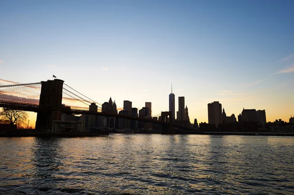 Puente de Brooklyn con horizonte inferior de Manhattan — Foto de Stock