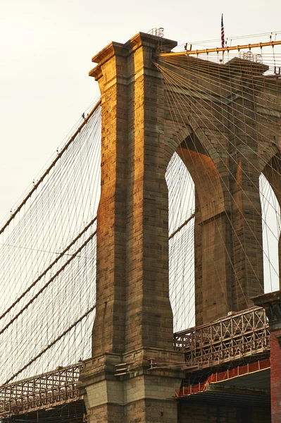 Pijler van de Brooklyn bridge bij zonsondergang — Stockfoto