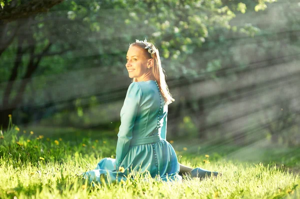 リンゴの花の中でドレスを着た女性 — ストック写真