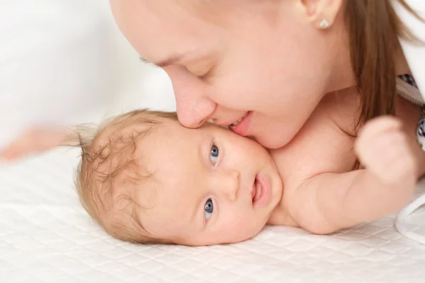 Altes Neugeborenes mit Mutter — Stockfoto