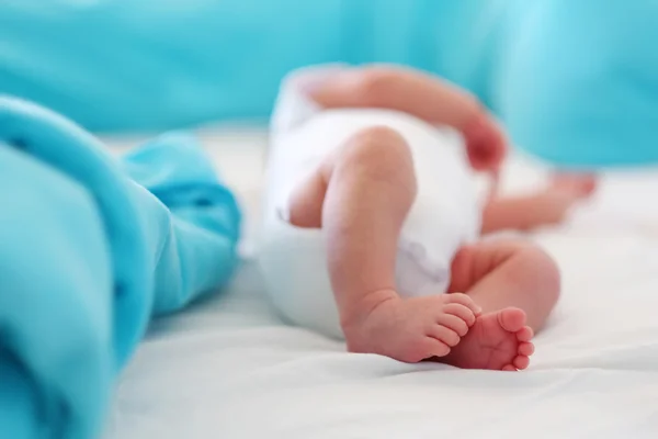Yeni doğan bebeğin bacakları ve alt — Stok fotoğraf