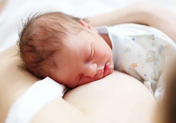 Un nou-născut de o zi cu mama — Fotografie, imagine de stoc