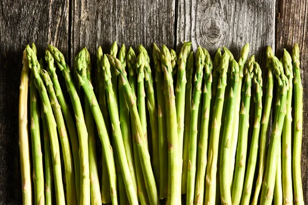 Verse asperges op houten ondergrond — Stockfoto