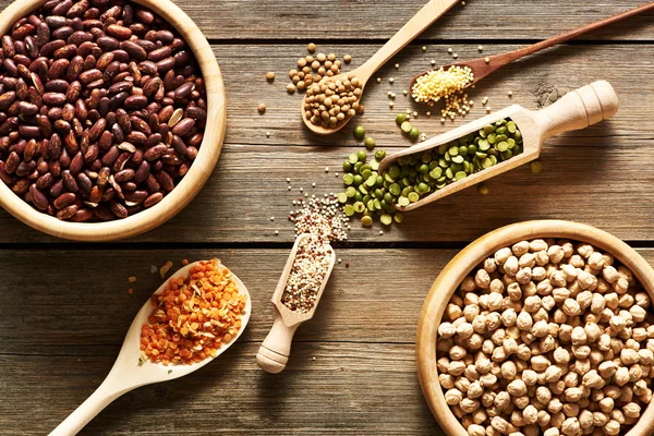 Schalen und Löffel verschiedener Hülsenfrüchte — Stockfoto