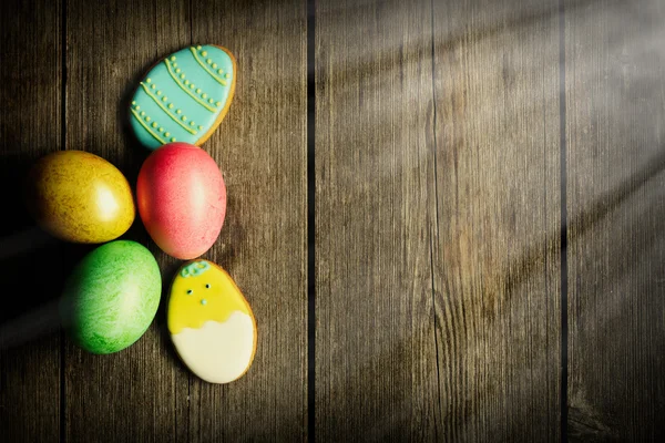 Osterhausgemachte Lebkuchen und Eier — Stockfoto