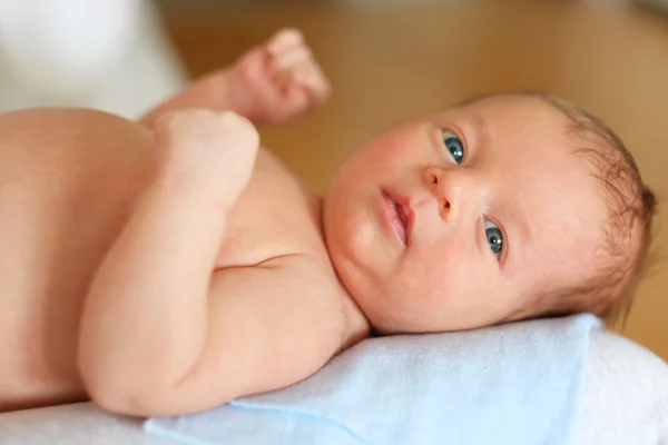 Nyfött barn med mamma — Stockfoto