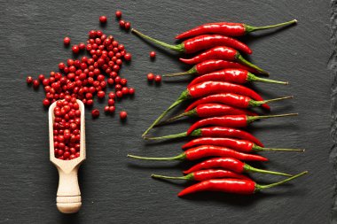 Red hot chili peppers ve gül biber