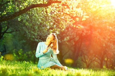 Parktaki güzel kadın.