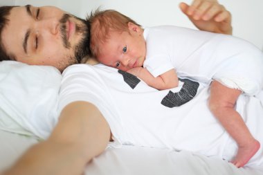 Babası ile yeni doğan bebek