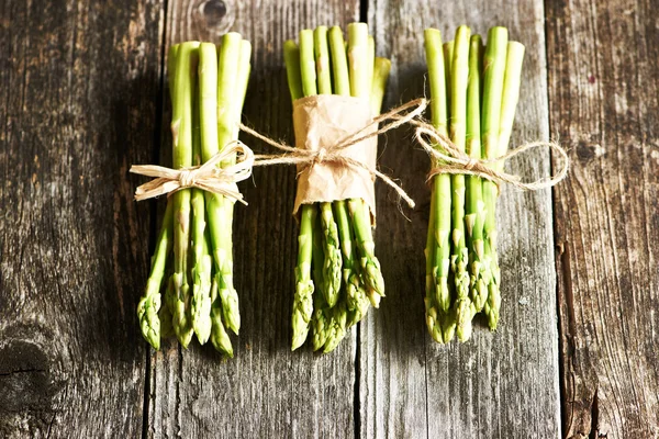 Mazzi di asparagi freschi — Foto Stock