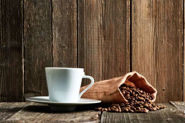 Šálek kávy a kávových zrn — Stock fotografie