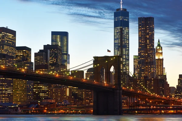 Brooklyn Bridge mit unterer Manhattan Skyline — Stockfoto