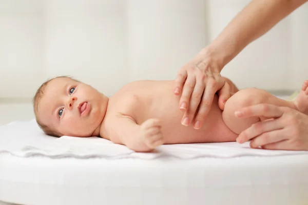 Novorozence baby masáž — Stock fotografie