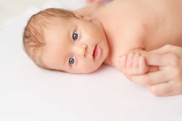 Nyfött barn med mamma — Stockfoto