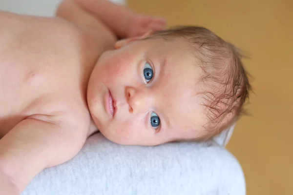 Nyfött barn med mamma — Stockfoto