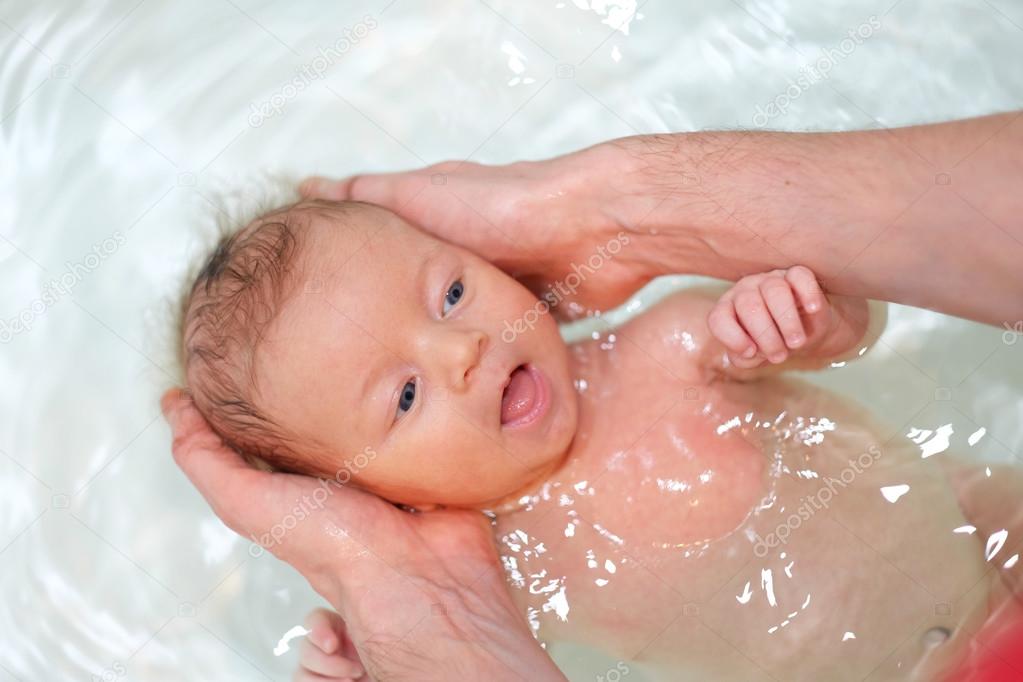 Малыш после купания. Купание грудничка. Для купания новорожденных. Купание новорожденного ребенка. Купание новорожденного в большой ванне.