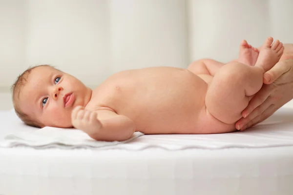 Nyfödd baby massage — Stockfoto
