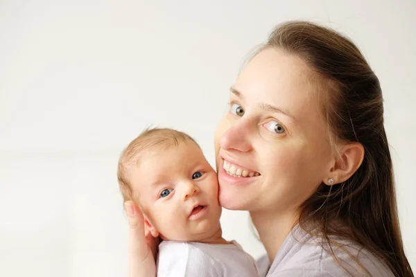 Nyfött barn med mamma — Stockfoto