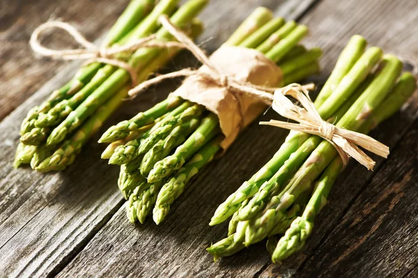 Bossen van verse asperges — Stockfoto