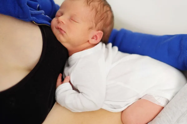 Pasgeboren baby met moeder — Stockfoto