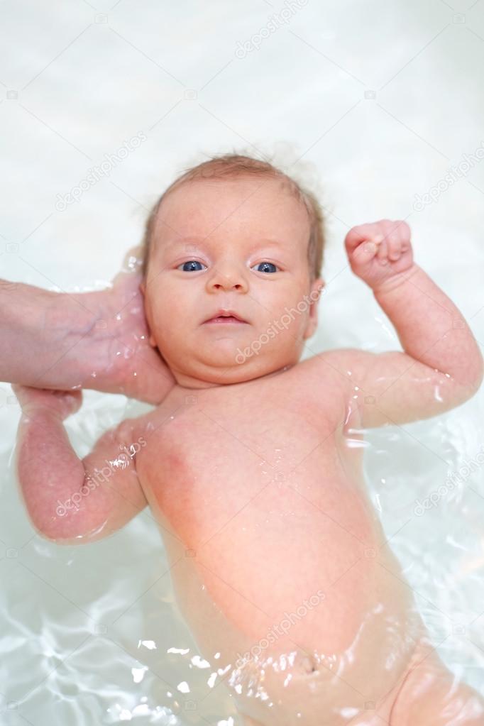 Nouveau Ne Nageant Dans Le Bain Image Libre De Droit Par Haveseen C Nouveau Ne Nageant Dans Le Bain Image Libre De Droit Par Haveseen C