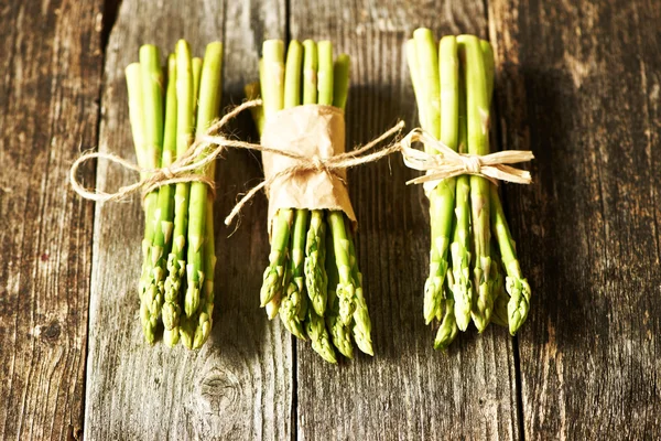 Bossen van verse asperges — Stockfoto