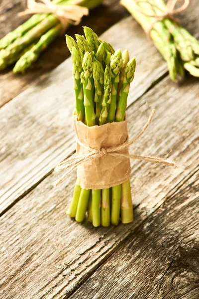 Bossen van verse asperges — Stockfoto