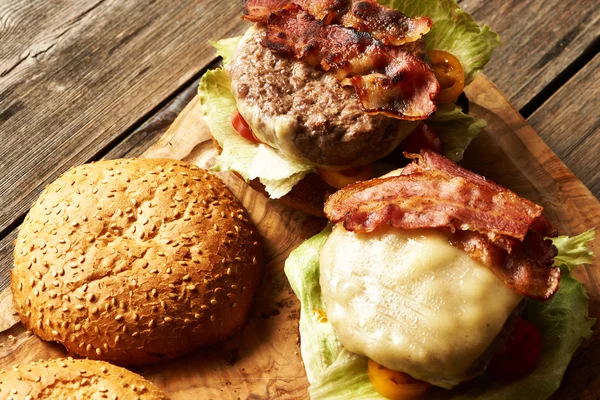 Sabrosas hamburguesas caseras hechas con queso — Foto de Stock