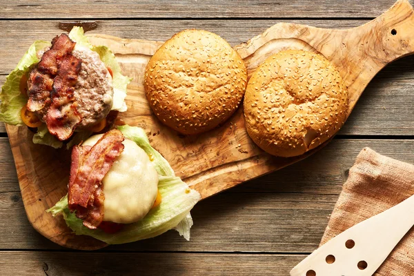 Sabrosas hamburguesas caseras hechas con queso — Foto de Stock