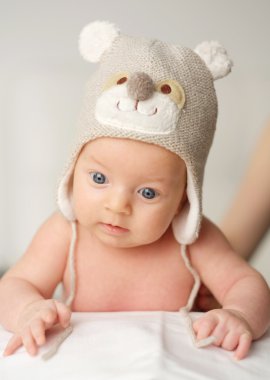 Yeni doğan bebek komik şapkalı