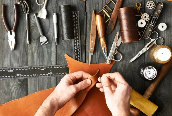 Man working with leather — Stock Photo, Image