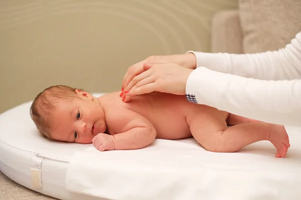 Pasgeboren baby massage — Stockfoto